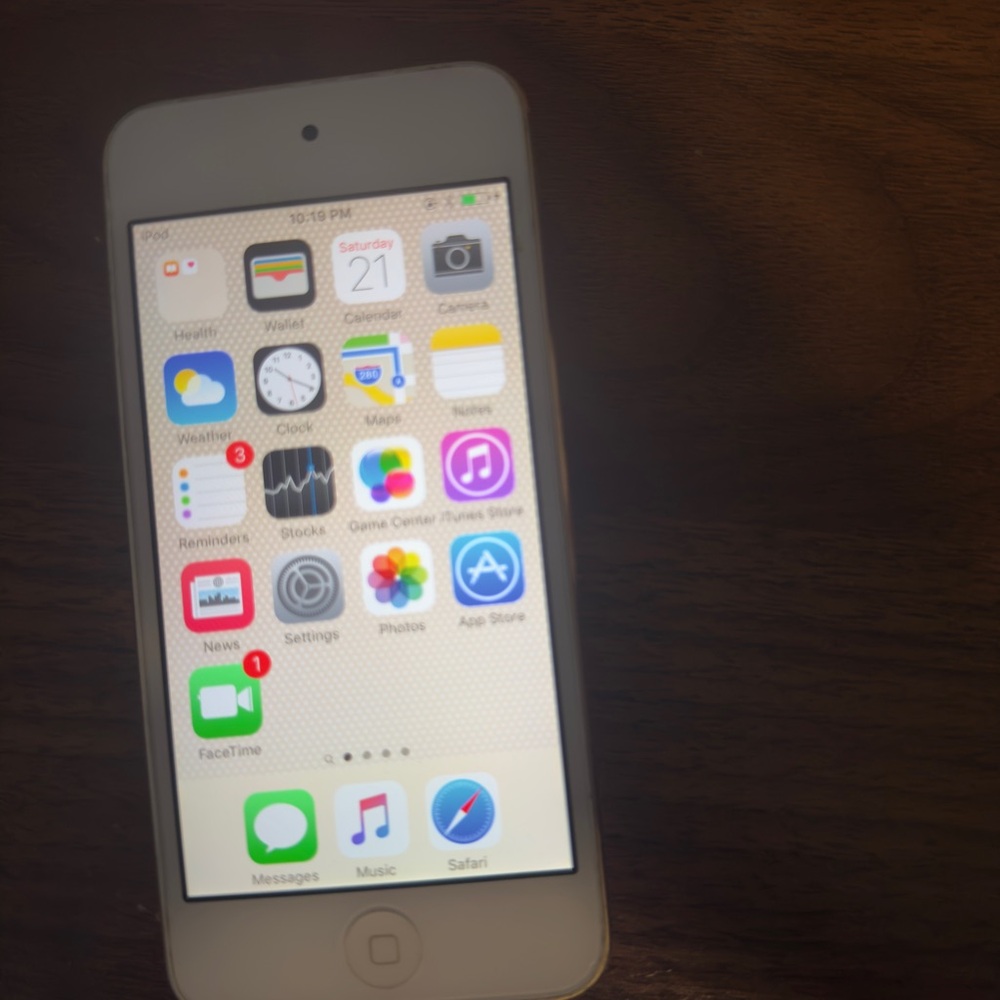 Apple iPod Touch in Classic White & Gold